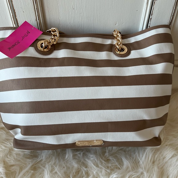 Large Betsey Johnson Designer Handbag. - Picture 2 of 5